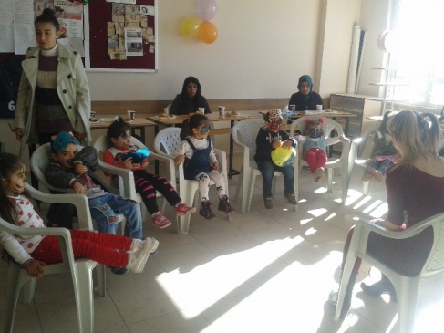 Didim Meslek Lisesi Öğrencileri Okul Fobisi Olan Çocukları Eğlendirdi