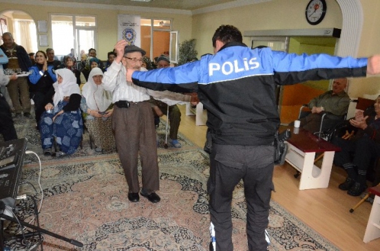 Yaşlılar Polis Memurlarıyla Çiftetelli Oynadı