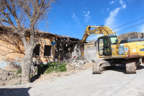 Gazi Mahallesinde Atıl Durumdaki Okul Yıkılıdı