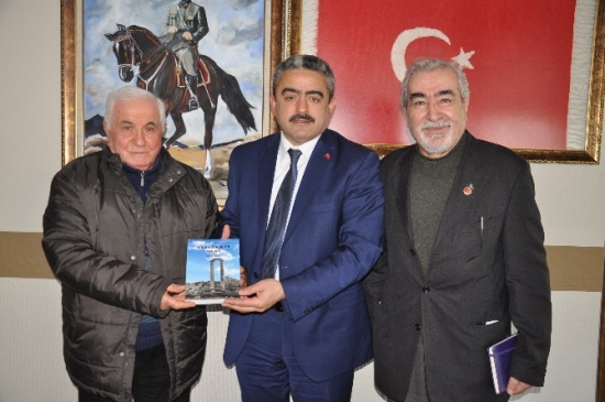 Yazar Mehmet Eroğlu'ndan Başkan Alıcık'a Hediye