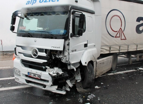 Tir İle Otomobil Çarpıştı 1 Ölü 2 Yaralı