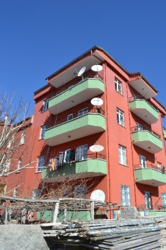 Cam Silerken Dördüncü Kattan DÜştü