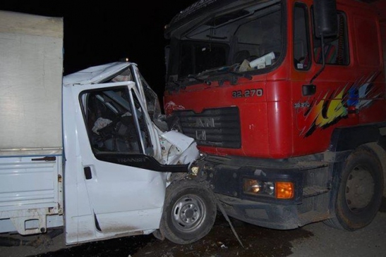 Bursa'da Tir İle Kamyonet Kafa Kafaya Çarpıştı 2 Yaralı