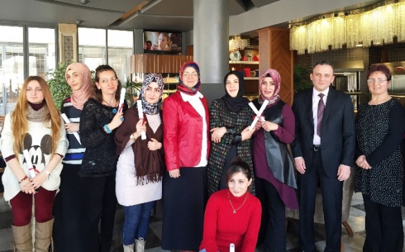 Hanımlar Cilt Bakımı Kursunu Tamamlayıp Sertifika Aldı