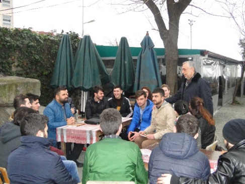 Asım Aykan Gençlerle Tek Tek İlgileniyor