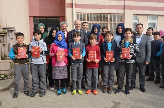 Başkan Kafaoğlu Kitap Dağıttı