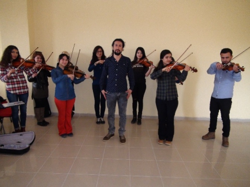 Yozgat'ta Üniversite Öğrencileri Keman Kursunda Stres Atıyor