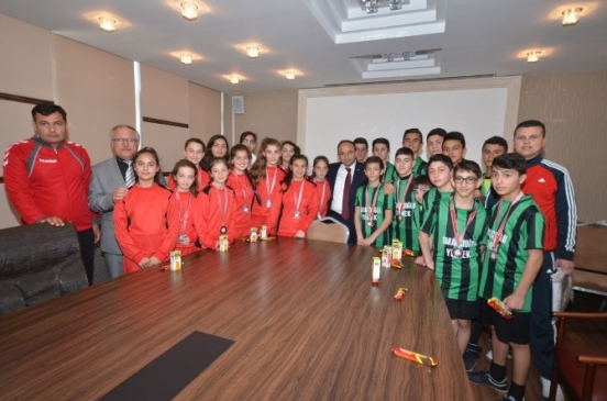 Başkan Üzülmez Başarılı Öğrencileri Ödüllendirdi