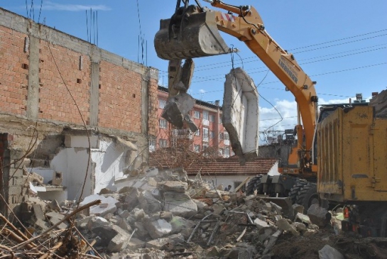 İncirliova'da Metruk Binalar Yıkılıyor