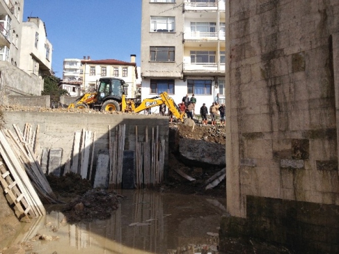 Ana Boru Patladı Kiliseyi Su Bastı