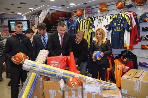 Tuşba Kaymakamlığından Okul Takımlarına Spor Malzemesi Yardımı
