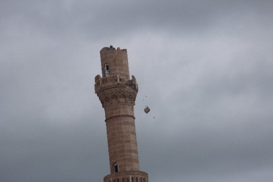 Beyşehir'de Yıkılma Riski Taşıyan Minareler Yıkıldı