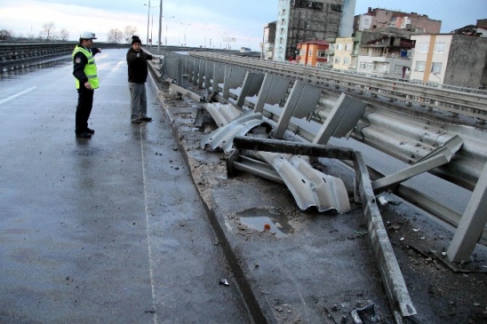Tir Bariyere Çarptı 1 Yaralı