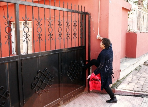 (Özel Haber) Kendini Yakan Kadın Bu Kez Kızını Görebilmek İçin Yurt Bastı