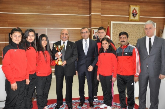 Batman Üniversitesi Rektörü Uluçam Sporcuları Makamında Ağırladı