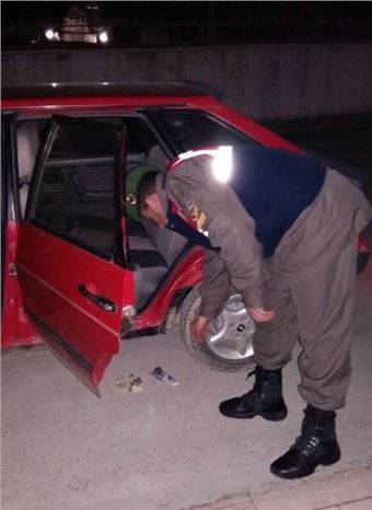 Jandarmayı Görünce Araçtan Atılan Paketten Uyuşturucu Çıktı