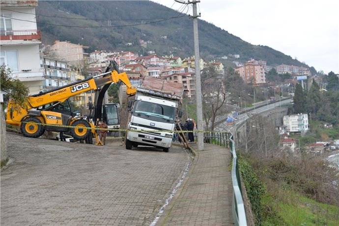Kamyonun devrilmesini tahtalarla engellediler