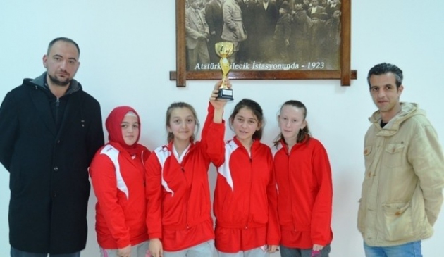 Masa Tenisinde Beşevler Orta Okulu Takımı İl Üçüncüsü Oldu