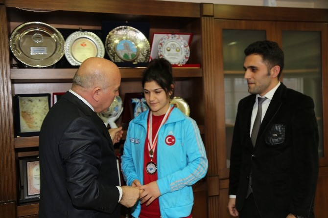 Başkan Sekmen Dünya İkincisini Altınla Ödüllendirdi