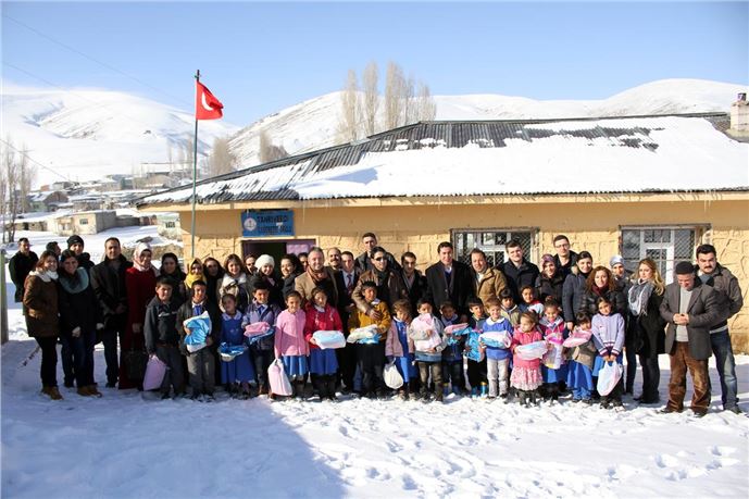 Öğrenciler için sahne alıyorlar