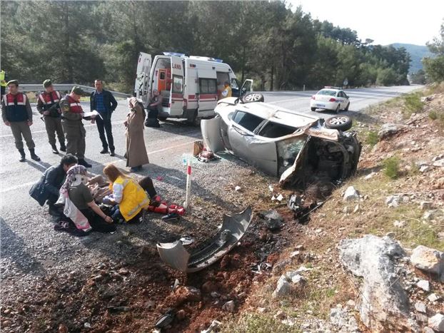 Akseki'de otomobil takla attı 5 yaralı