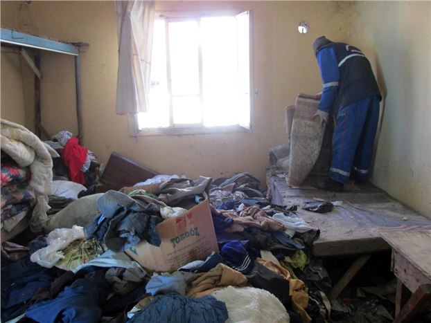 Evden 5 römork eski elbise çıktı