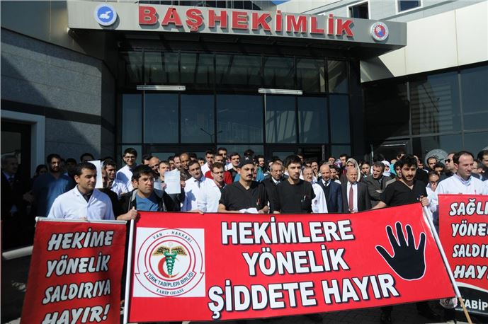 Hasta yakınları, doktoru darbetti