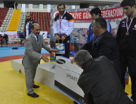 Grekoromen Güreş Türkiye Şampiyonası Mersin'de Başladı