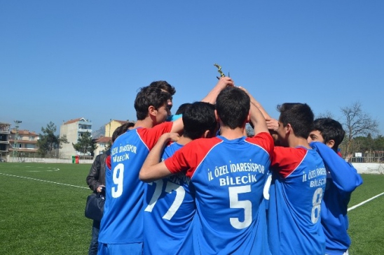 Lig Şampiyonu Şampiyonluk Kupasını Kaldırdı