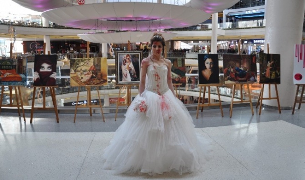 (Özel Haber) Kadına Şiddeti Kanlı Gelinlikle Protesto Ettiler