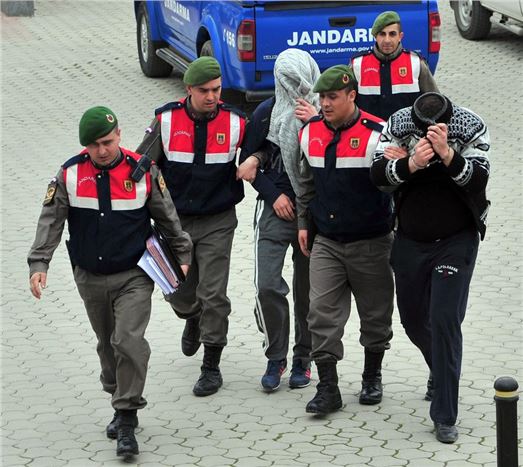 Hırsızlık zanlılarını ''hoparlör kapağı'' ele verdi
