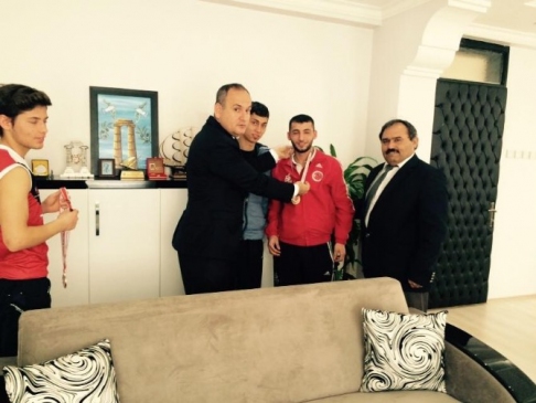 Madalyalarla Dönen Muay Thaiciler'den Kaymakam Yönden'e Ziyaret