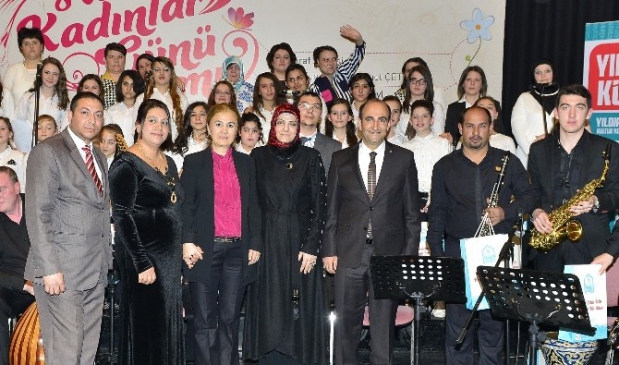 Başkan Edebali Kadınlar İçin Şarkı Söyledi