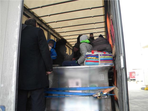 Tır dorsesinde umuda yolculuk