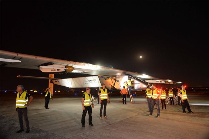 Solar Impulse 2, turun ikinci ayağını tamamlayarak Hindistan'a indi