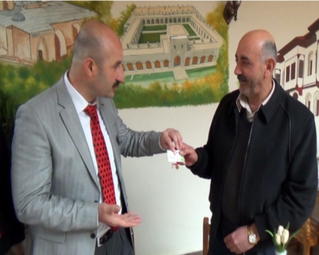 Yeni Kurulan Derneğe Çeyrek Altın Verildi