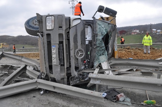 3. Havalimanı İnşaatındaki Hafriyat Kamyonu Devrildi 1 Ölü
