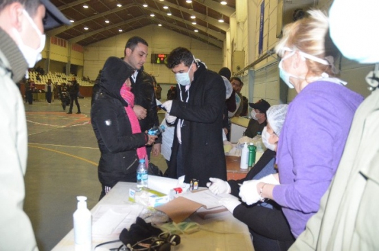 337 Kaçak Göçmen Spor Salonunda Sağlık Kontrolünden Geçirildi