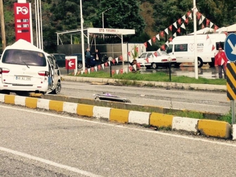 Seyir Halindeki Minibüsün Kapısı Koptu 2'si Ağır 3 Yaralı