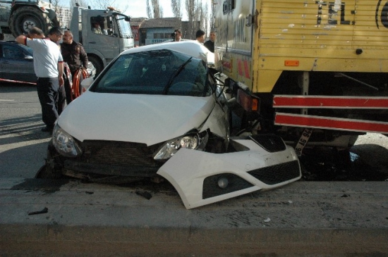 Ankara'da İki Otomobil Kamyona Çarptı 2