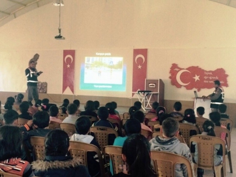 Antalya Elmalı'da Jandarma, Bayralar Ortaokulu'nda Öğrencilere Trafik Eğitimi Verdi