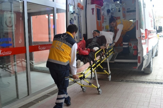 Tekirdağ Çerkezköy'de Yolcu Minibüsü Park Halindeki Kamyona Çarptı, 1 Yaralı