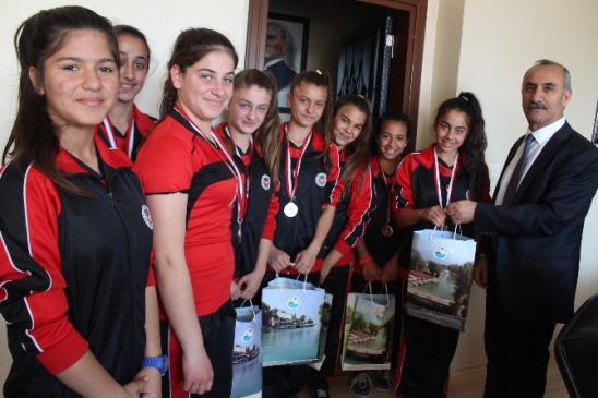 Arsuz'da Hacıahmetli Muazzez İsmail Çam Ortaokulu Kız Voleybol Takımı, Hatay Ortaokullararası Şampiyonası'nda il ikincisi oldu.