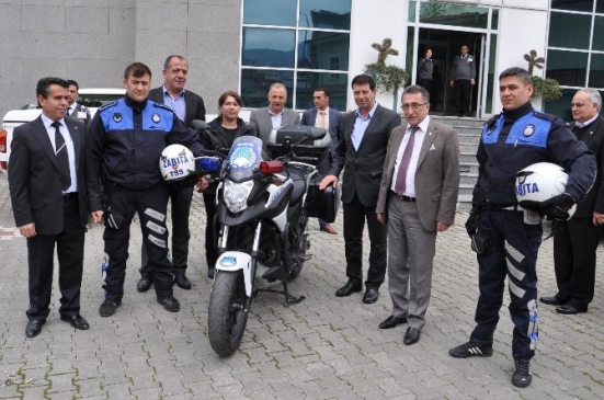 Edremit Belediyesi, Zabıta Müdürlüğü için yeni motosiklet alarak hizmet hızını artırdı.