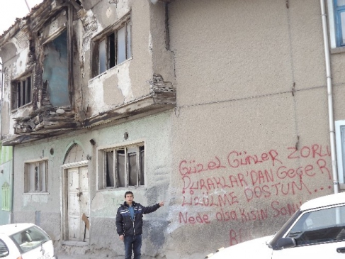 Eskişehir Akarbaşı'nda Bulunan Eski Binanın Duvarında İlginç Yazı