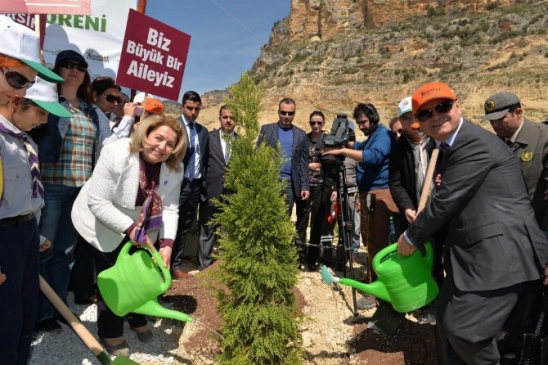 Mersin Yenişehir'de Gönül Elçileri Bereket Ormanı'nın İlk Fidanları Dikildi
