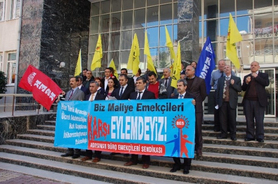 Adıyaman'da Defterdarlık Çalışanları Ücret Adaletsizliğine Dikkat Çekti