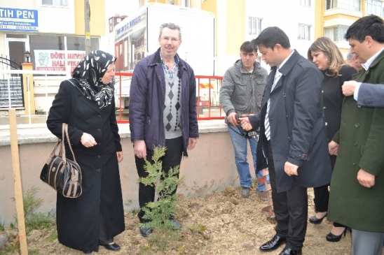 Kapaklı'da 300 Leylandi Çam Fidanı İrfan-Fatma Mandalı İlkokulu'nda Dikildi