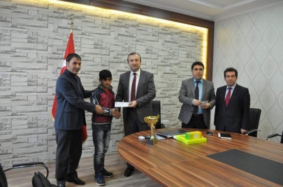 Kurtalan'da Dereceye Giren Öğrencilere Alışveriş Çeki Verildi