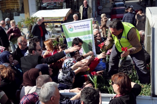 Samsun İlkadım'da Fidan Dağıtımı Sırasında İzdiham Oluştu